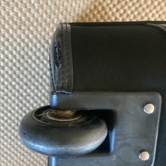 Gucci Rolling Carry On Suitcase with adjustable handle. - Picture 9 of 16